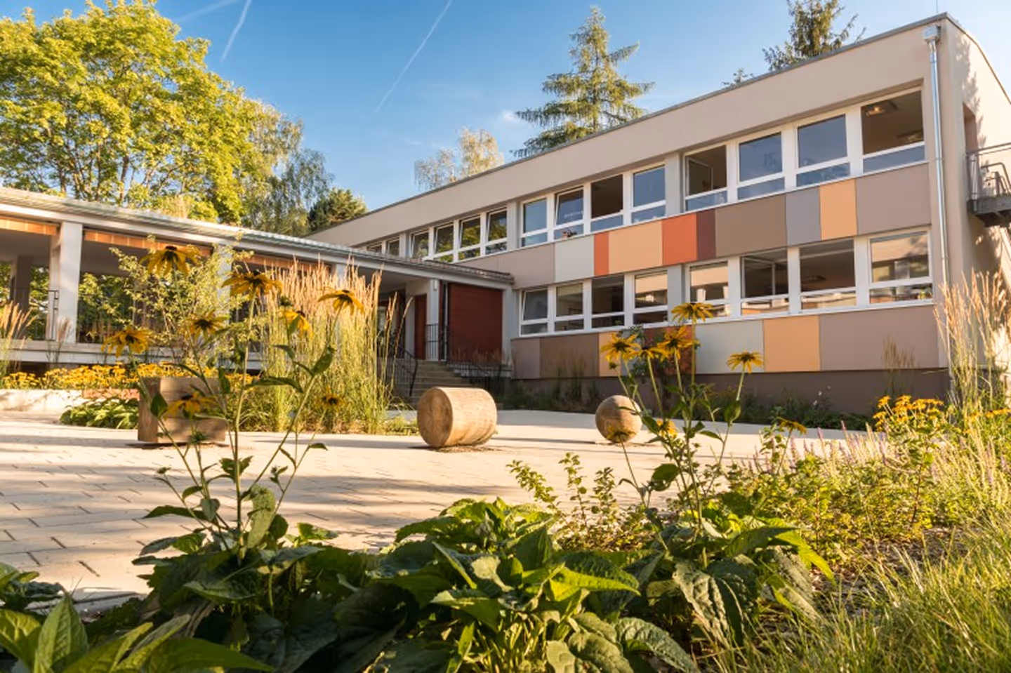 Moderene Gebeude-Ansicht Fröbel Kinderhaus Rosa-Menzer-Straße